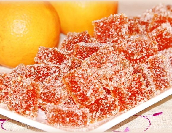 Теперь обваляем кусочки мармелада в сахаре. 