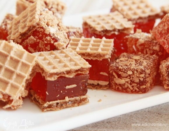 Вариант обсыпки вафельной крошкой или орехами, кокосовой стружкой нравится мне больше.