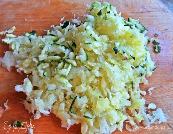 Цукини натереть, положить на салфетку, если много влаги.