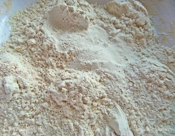 Смешать муку с разрыхлителем и солью.