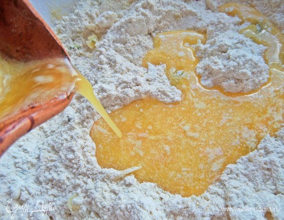 Влить топленое масло, дав остыть.