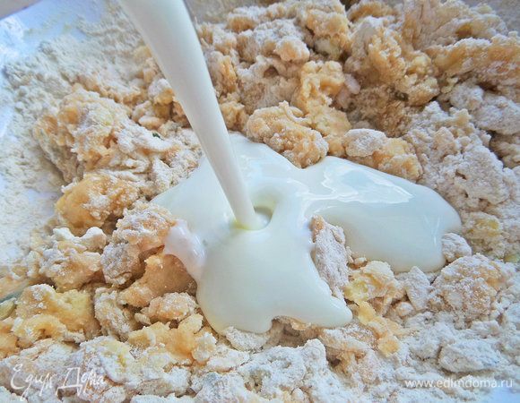 Влить кефир.