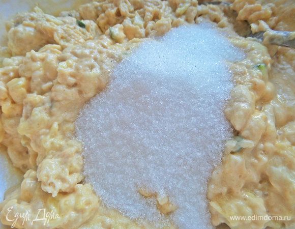 Всыпать сахар и ваниль.