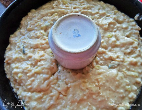 Чтобы получить форму выпечки с кругом в центре, я ставлю в центр маленький керамический стаканчик. Смазываю его и всю форму маслом. Заполнить по кругу тестом.