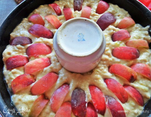 Воткнуть дольки в тесто.