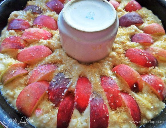 Посыпать коричневым сахаром для корочки.