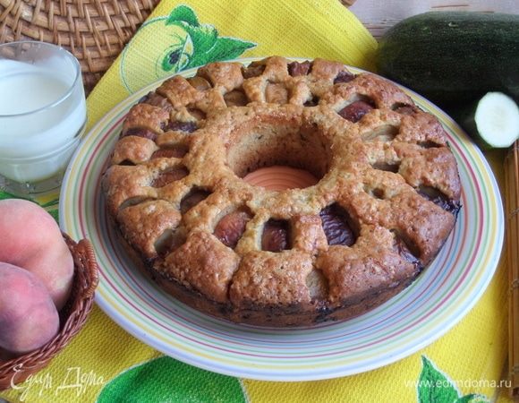 Снять стаканчик. Если не выходит, пройтись тонким ножом по кругу. Перенести кекс на тарелку плоскую.