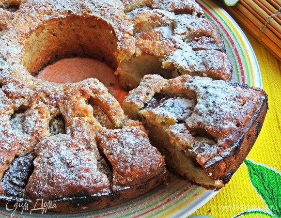 Припорошить пудрой, нарезать на порции.