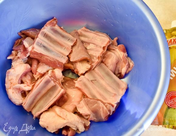 Ребрышки порезать и промыть.