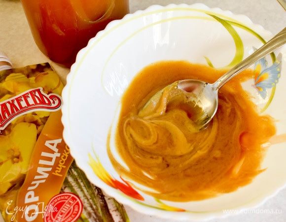 Приготовим маринад. В миске смешаем мед, горчицу, сбрызнем соком из половины апельсина. Уже на этом этапе аромат соблазняет!