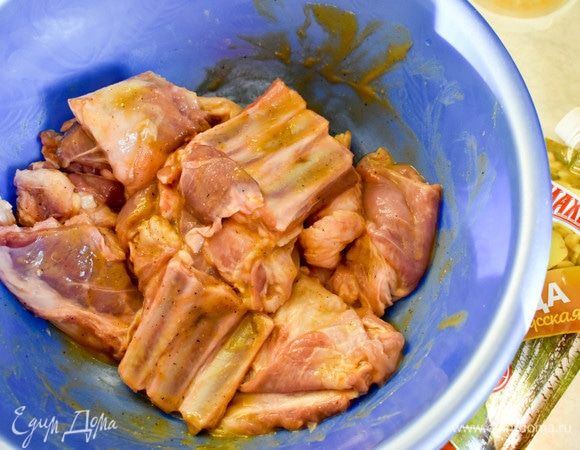 Мясо солим и перчим по вкусу, смешиваем с маринадом. Можно оставить минут на 20, чтобы оно лучше промариновалось. А если сильно торопитесь, готовить можно сразу.