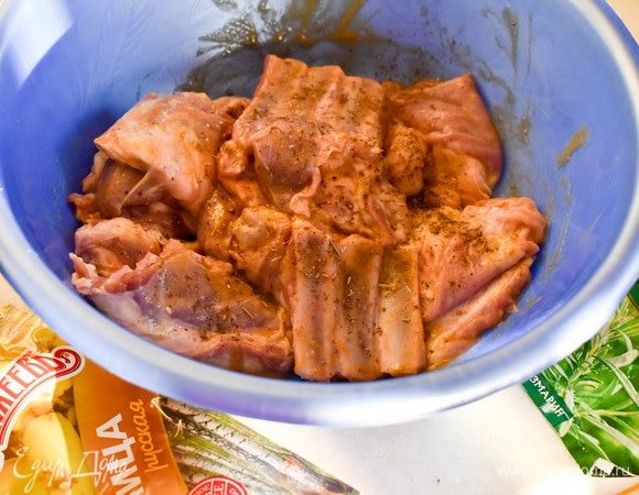 Посыпаем мясо розмарином. Укладываем в пакет для запекания и отправляем в духовку примерно на час при температуре 180°С.