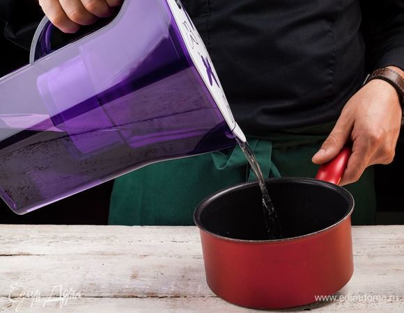 Налейте очищенную воду из фильтра-кувшина BRITA Navelia в сотейник.