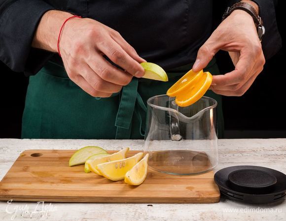 Фрукты нарежьте дольками и положите в чайник.