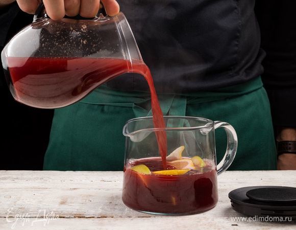 Процедите напиток и залейте им фрукты в чайнике.