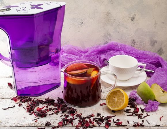 Дайте напитку немного настояться и подавайте в теплом виде. Приятного чаепития!