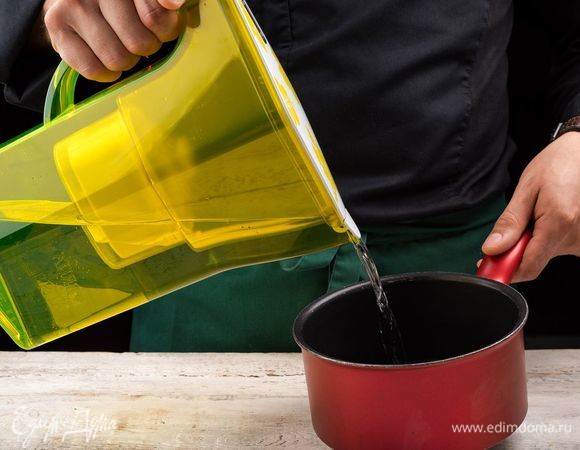 Влейте в сотейник очищенную воду из фильтра-кувшина BRITA Navelia.