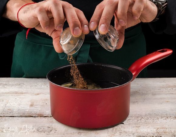 Добавьте в воду все специи. Ориентируйтесь по собственному вкусу. После закипания варите 10 минут.