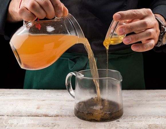 На дно чайника положите зеленый чай, залейте его процеженным имбирно-лимонным отваром.