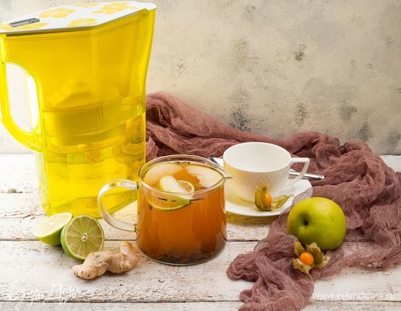 Когда чай немного настоится и остынет, добавьте мед, дольки зеленого яблока и лайма. Приятного чаепития!