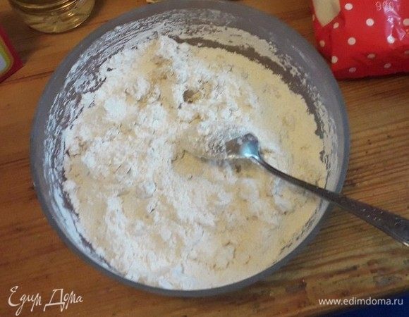 Смешиваем 2 стакана муки и 1 (я беру 2/3 чтобы не было приторно) стакана сахара. Туда же добавляем 3-4 ст. л. растительного масла. И охлажденную крепкую чайную заварку (или просто чай остывший) — 1 стакан. 