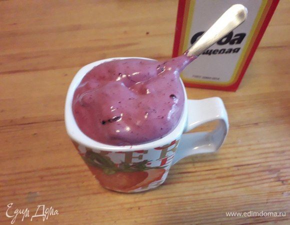 В отдельном стакане (рекомендую высоком) в 1/2 стакана варенья (варенье возьмите любое, какое любите вы и ваши домашние. Скажу по опыту, лучше всего получается смородина и клубника) насыпаем 1 ч. л. соды (обязательно следите, чобы не было комочков соды!) и быстрыми движениями взбиваем все это до получения пены (пара секунд). Вы увидите растущую на глазах ягодную пену )))