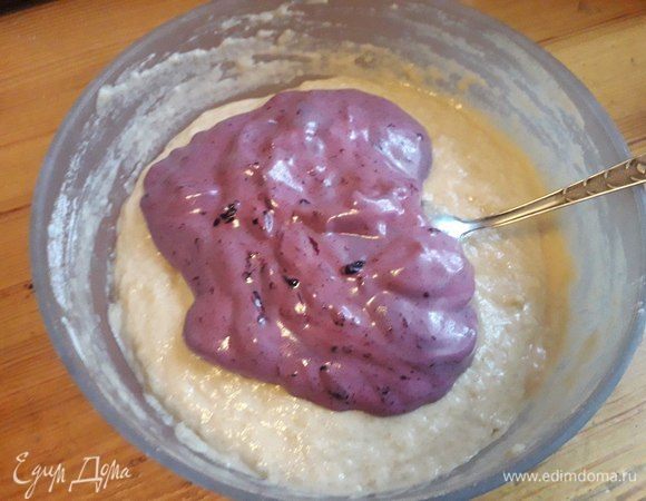 Добавляем ягодное чудо в наше тесто. Тщательно перемешиваем до однородности. Если у вас варенье однородное, то и масса будет такой же. Иногда хозяюшки готовят варенье, где есть ягоды. В этом случае и в нашей коврижке в итоге будут вкрапления ягод.