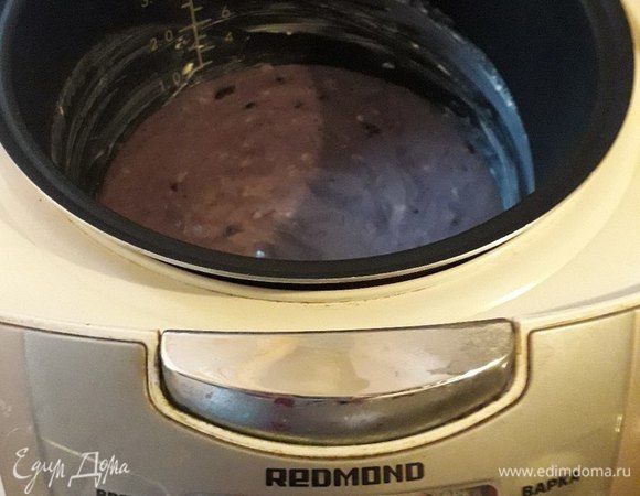 Чашу мультиварки (или форму для выпечки в духовке) смазываем слегка маргарином и ставим режим «Выпечка» на 40-45 минут. В духовке также 40 минут при 180-200°С.