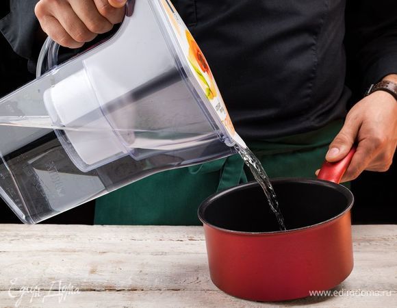 Налить в сотейник очищенную воду из фильтра-кувшина BRITA Navelia.