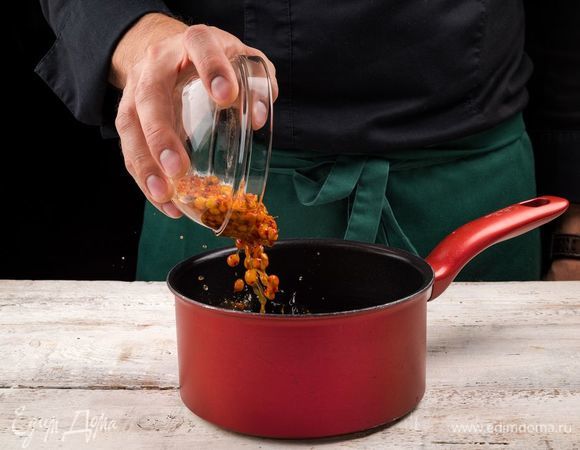 Облепиху хорошо промыть, добавить в воду и варить 5 минут.