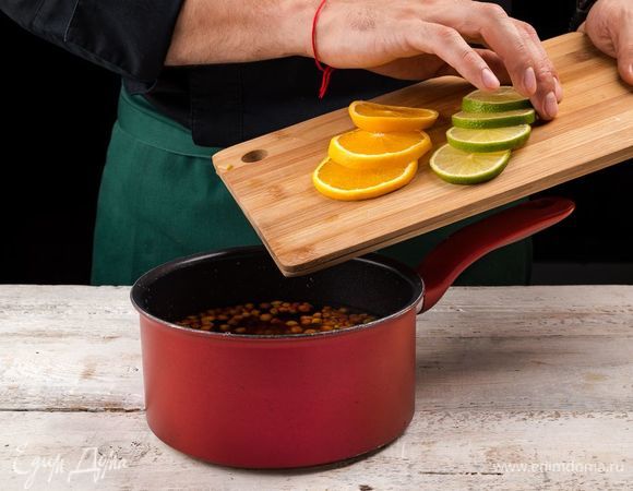 Апельсин и лайм нарезать кружочками, добавить к облепихе.