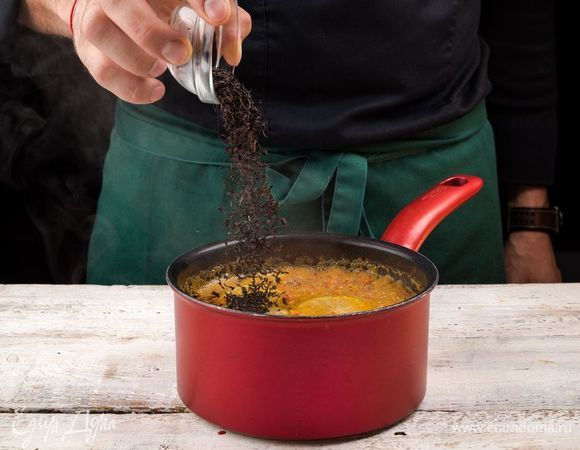 Добавьте сахар по вкусу, корицу и черный чай.