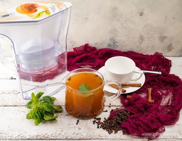 Добавить в чай листики мяты и гвоздику по вкусу. Дать напитку настояться 5 минут и подавать теплым. Приятного чаепития!