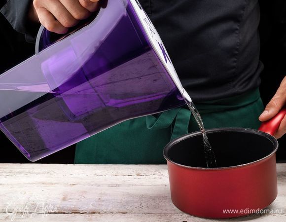 Налить в сотейник очищенную воду из фильтра-кувшина BRITA Navelia.