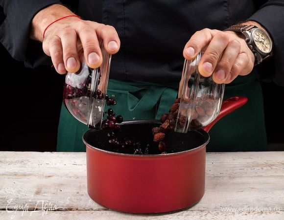 Добавить ягоды черной смородины и шиповника.