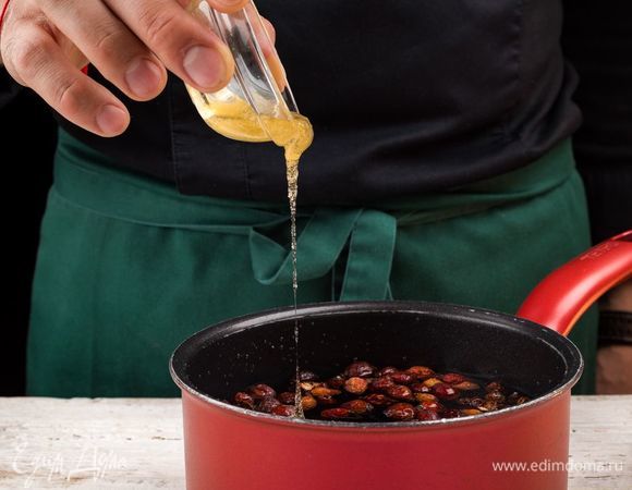 Прокипятить, добавить черный чай и мед, дать настояться 20 мин.