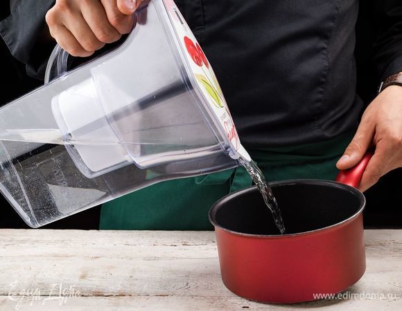 Очищенную воду из фильтра-кувшина BRITA Navelia вскипятить в сотейнике.