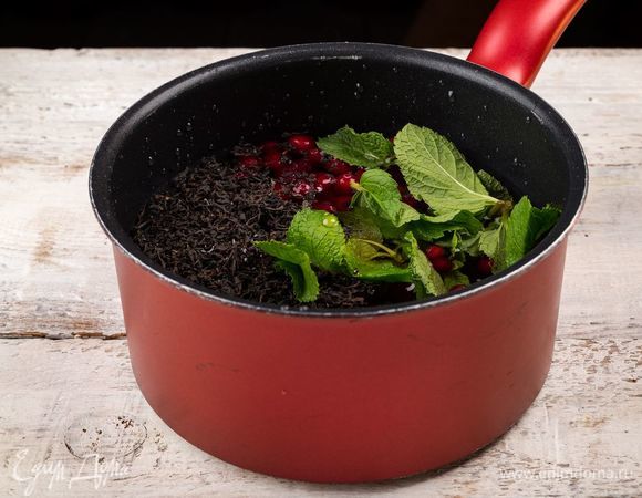 Добавить мяту и мед.