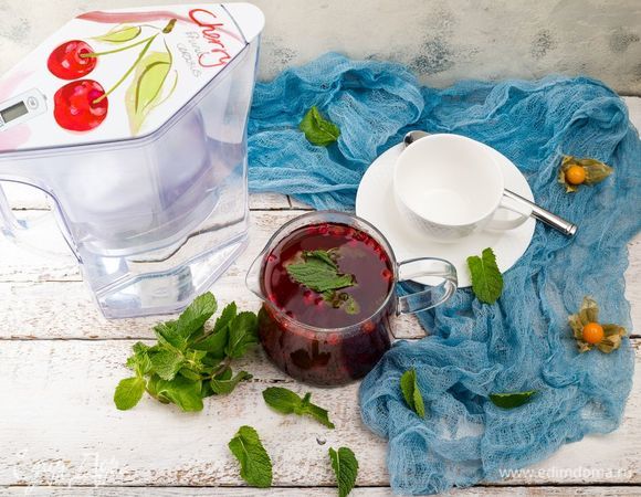 Оставить напиток настояться под закрытой крышкой 5 минут. Приятного чаепития!