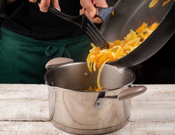 Добавьте тушеные овощи и доведите до кипения. 