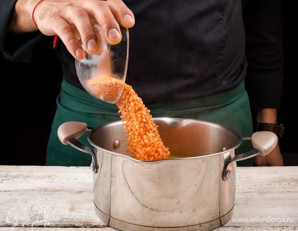 Добавьте промытую чечевицу и специи по вкусу. Варите, пока чечевица не станет мягкой. Украсьте зеленью. 
