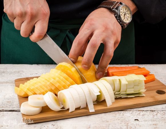 Тыкву, морковь и лук-порей очистить и нарезать крупными кусками. 