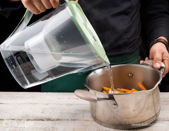 Запеченные овощи выложить в глубокую емкость и измельчить до однородного состояния при помощи погружного блендера. В процессе приготовления добавьте необходимое количество очищенной воды из фильтра-кувшина BRITA Marella Pastel. Густоту супа регулируйте по желанию.