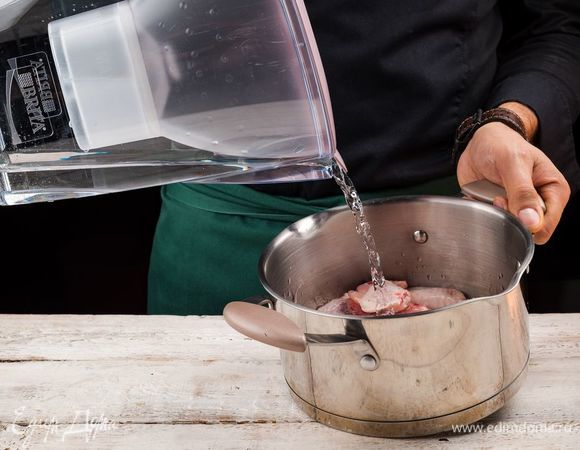 Приготовьте куриный бульон. Для этого влейте в кастрюлю очищенную воду из фильтра-кувшина BRITA Marella Pastel, добавьте куриные крылья и проварите до готовности. 