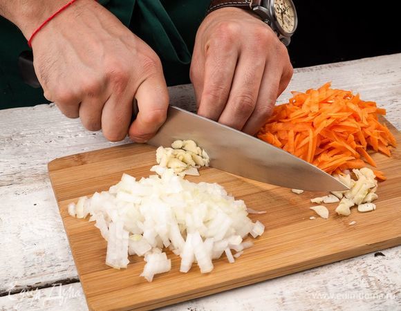 Очистите и нарежьте репчатый лук и чеснок. Морковь натрите на терке.