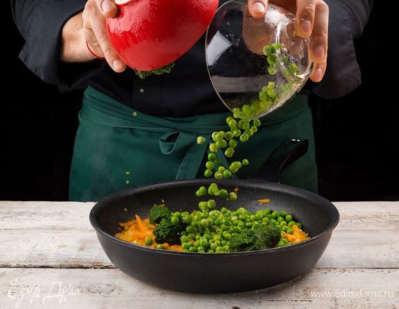 Добавьте в сковороду все специи, затем положите шпинат и горошек, не размораживая. Тушите еще 5 минут.
