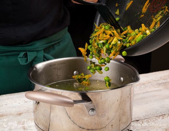 Добавьте содержимое сковороды. Варите до мягкости риса. Выключите огонь, накройте кастрюлю крышкой и оставьте на 10 минут. 