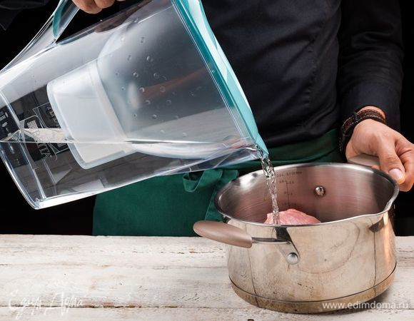 Приготовьте бульон для солянки. Для этого налейте очищенную воду из фильтра-кувшина BRITA Marella Pastel в кастрюлю, добавьте сырое мясо и поставьте на огонь.