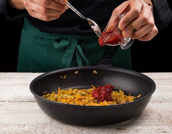 Добавьте томатную пасту. Все хорошо перемешайте. По необходимости добавьте пару ложек бульона.