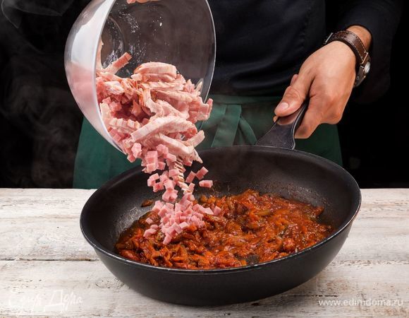 Нарежьте грудинку и колбасу соломкой и добавьте в поджарку.